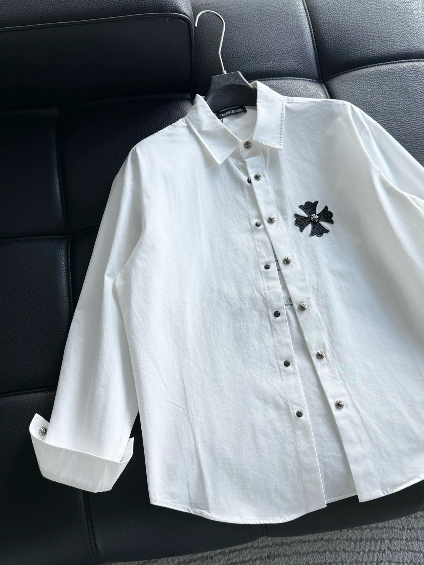 P500 Chrome Hearts leather cross leather embroidery shirt jacket! OS version can be worn by both men and women! The fabric is made of twill gauze cotton fabric! The texture is clear and smooth, not easy to wrinkle or fade! The embroidery process is complex and repetitive, and the requirements for the embroidery machine are very strict. The distance is always 45 centimeters! It won’t work if the spacing is too big, and it won’t work if it’s too small! The hardware is all carved and cast. This piece of clothing consumes a lot of material. More than 3 meters of material is used for one piece of clothing! After the garment is made, it needs to be fixed at high temperature, washed at a water temperature of more than 70 degrees, and softened by adding softener to make the upper body softer and smoother!   Color: black white Size: m-3xl Style number: 5878